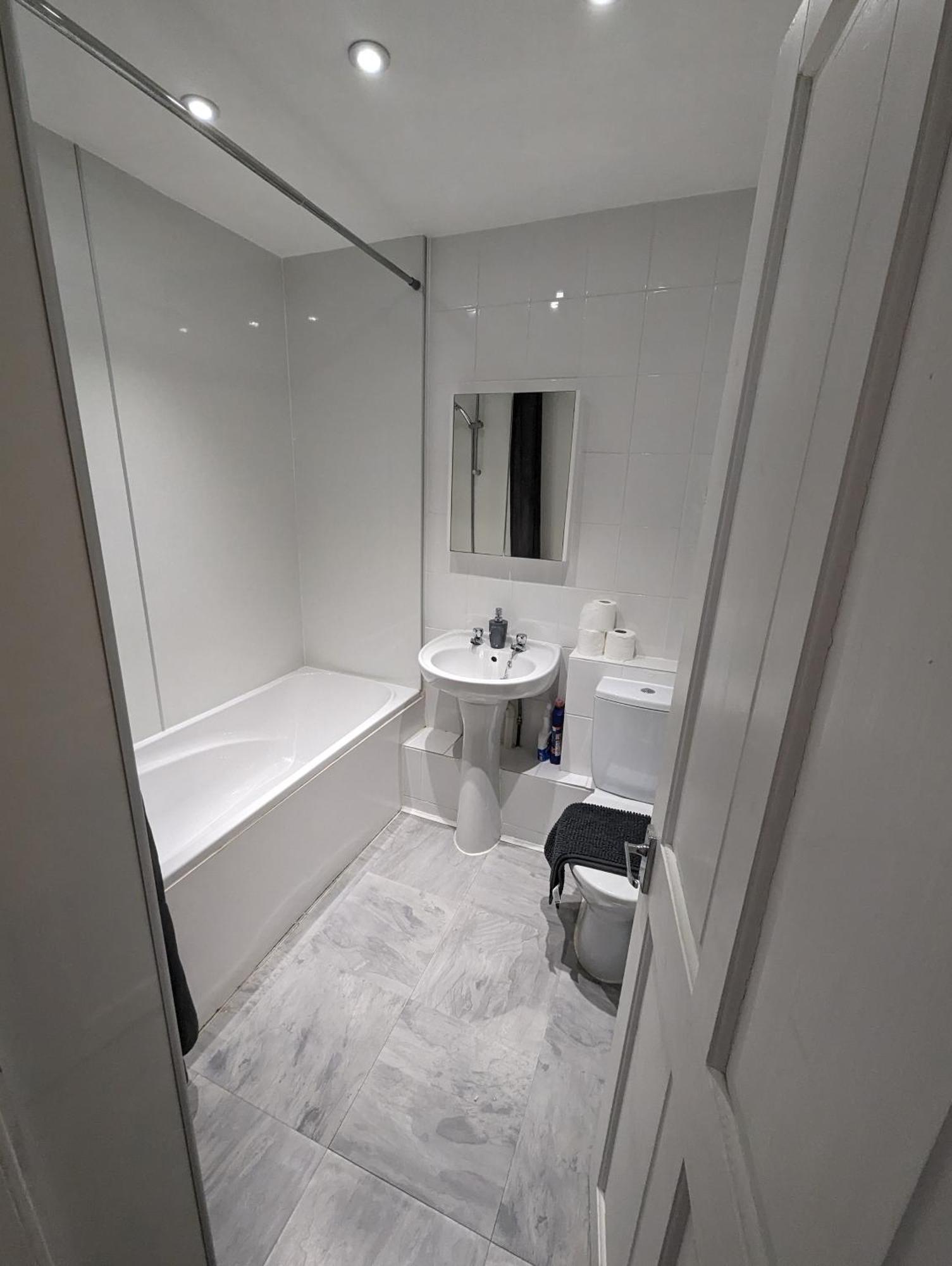 Apartment Modern 2 Bedroom And 2 Bath *